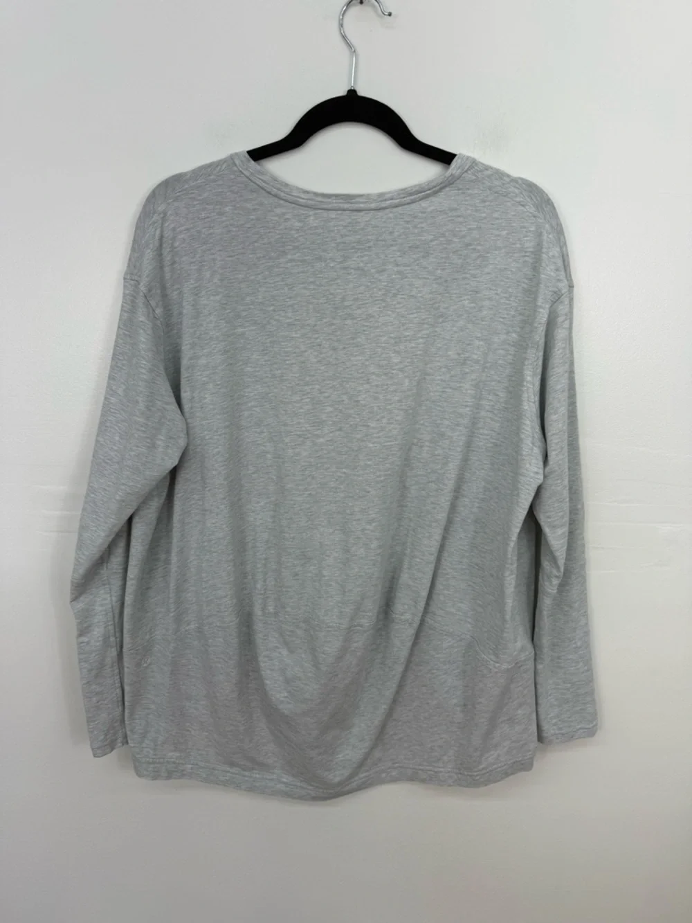 lululemon athletica Light Gray Long Sleeve V-Neck Tee R13